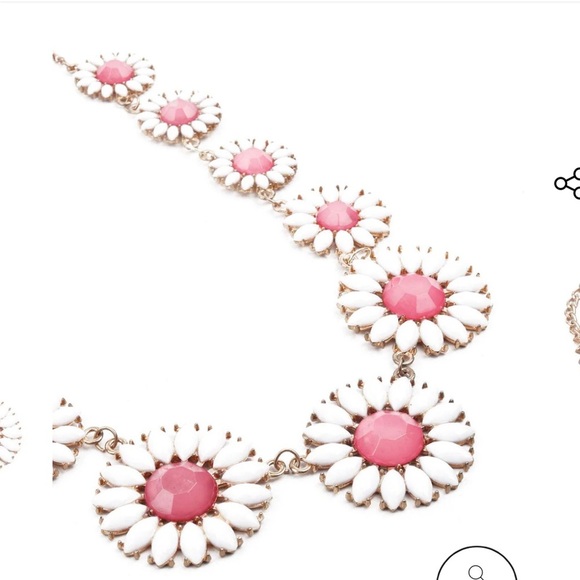 Chic Pink and White Daisy Necklace - Picture 2 of 2